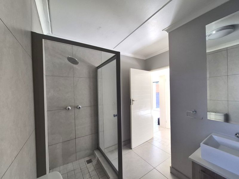 Stylish 1-Bedroom Townhouse with Private Garden & Pool Access - Photo 5