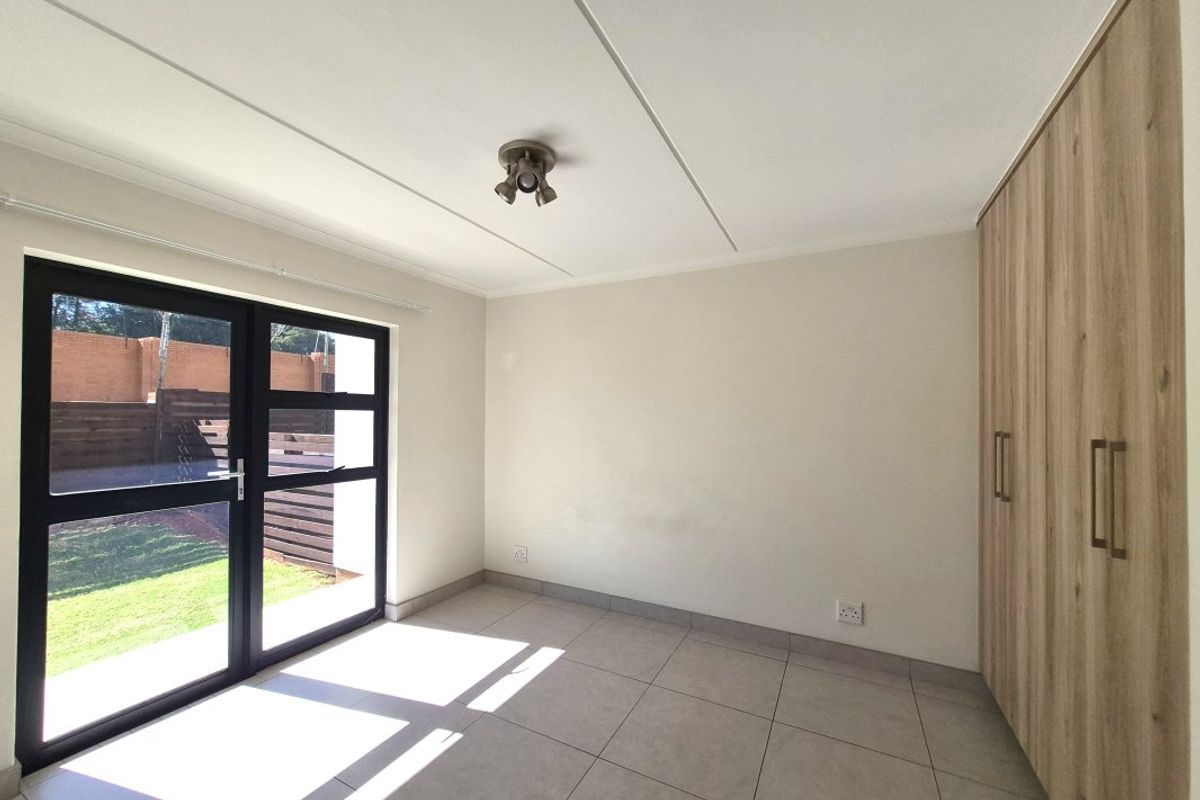 Stylish 1-Bedroom Townhouse with Private Garden & Pool Access - Photo 2