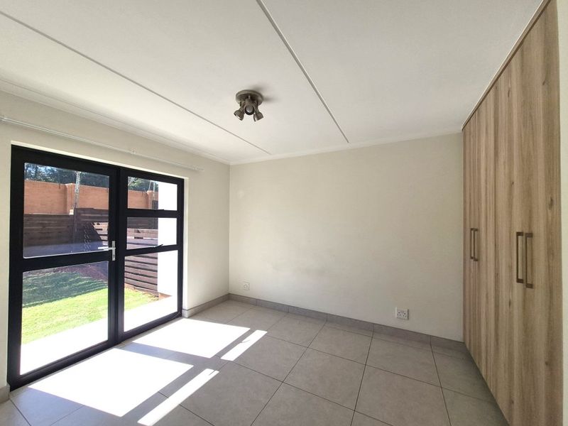 Stylish 1-Bedroom Townhouse with Private Garden & Pool Access - Photo 2