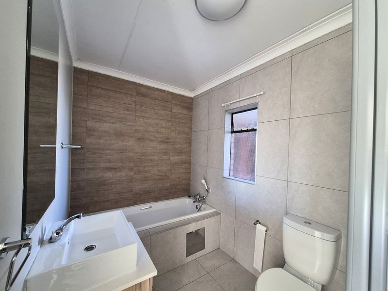 Stylish 1-Bedroom Townhouse with Private Garden & Pool Access - Photo 4