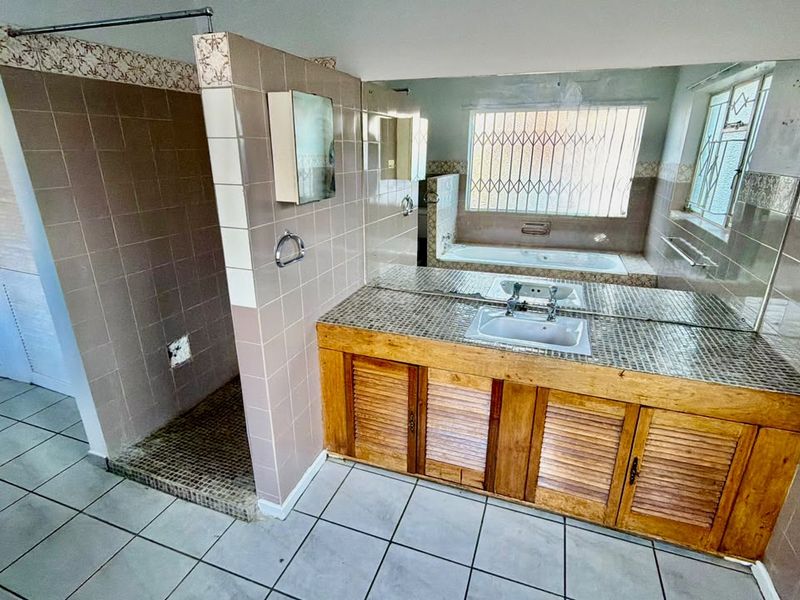 4 Bedroom House in Wilkoppies - Photo 10
