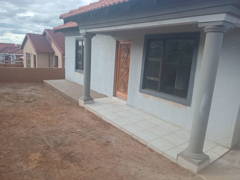 Newly Renovated 2-Bed Home in Mapobane Block S | R625,000 - Photo 6