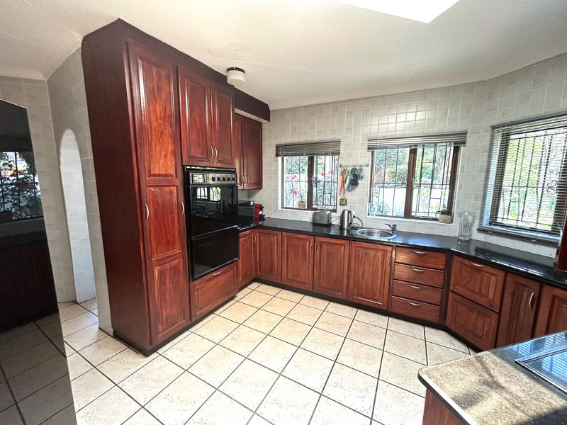 Stunning 5 Bed, 5.5 Bath Home for Sale in the Picturesque Hills of Northcliff - Photo 8