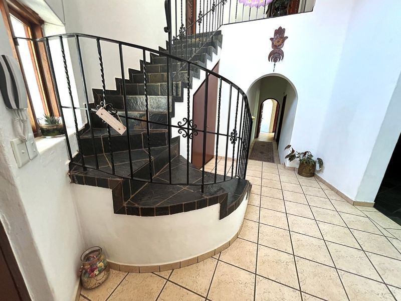 Stunning 5 Bed, 5.5 Bath Home for Sale in the Picturesque Hills of Northcliff - Photo 4