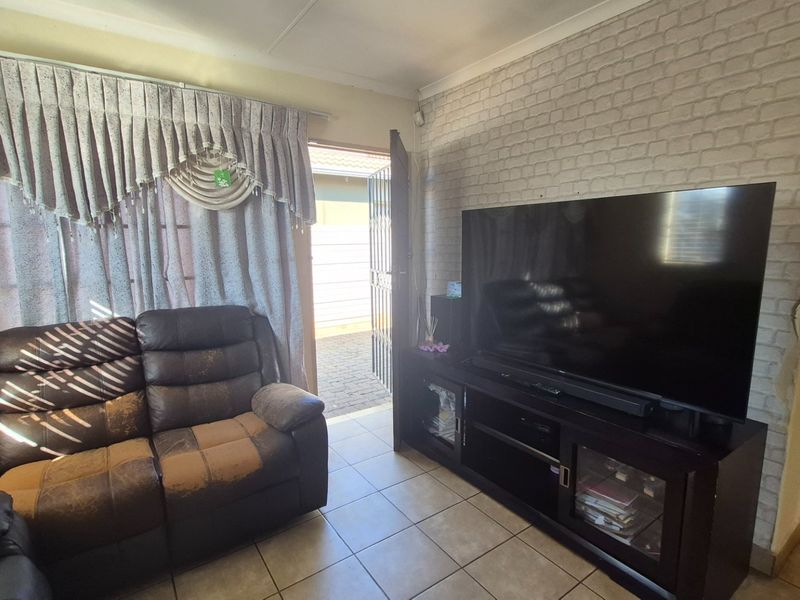 Cozy Sky City Home with Safe Parking - Photo 2