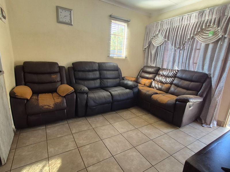 Cozy Sky City Home with Safe Parking - Photo 3