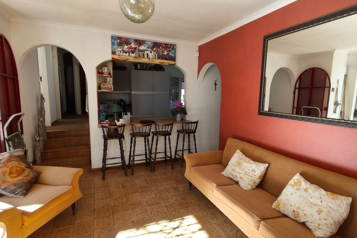 Charming Helderkruin Home with Duplex Flatlet - Photo 5