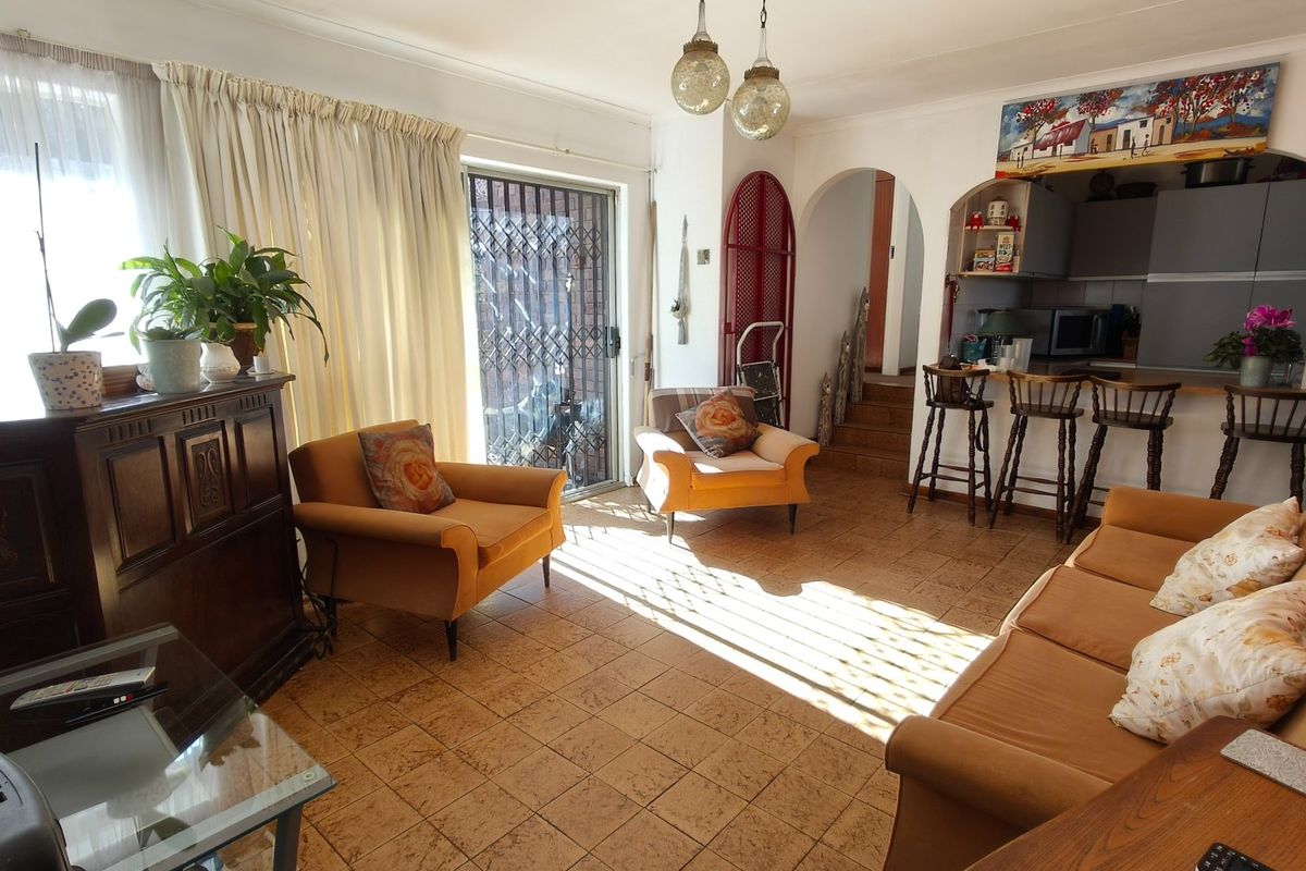 Charming Helderkruin Home with Duplex Flatlet - Photo 4