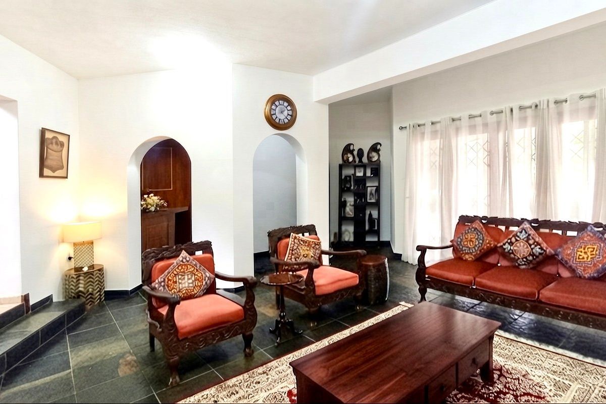 Spacious Northcliff home with 5 beds and 5 baths - Photo 4