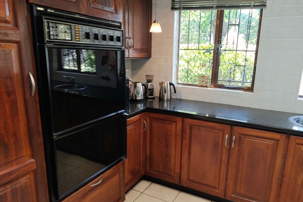 Spacious Northcliff home with 5 beds and 5 baths - Photo 3
