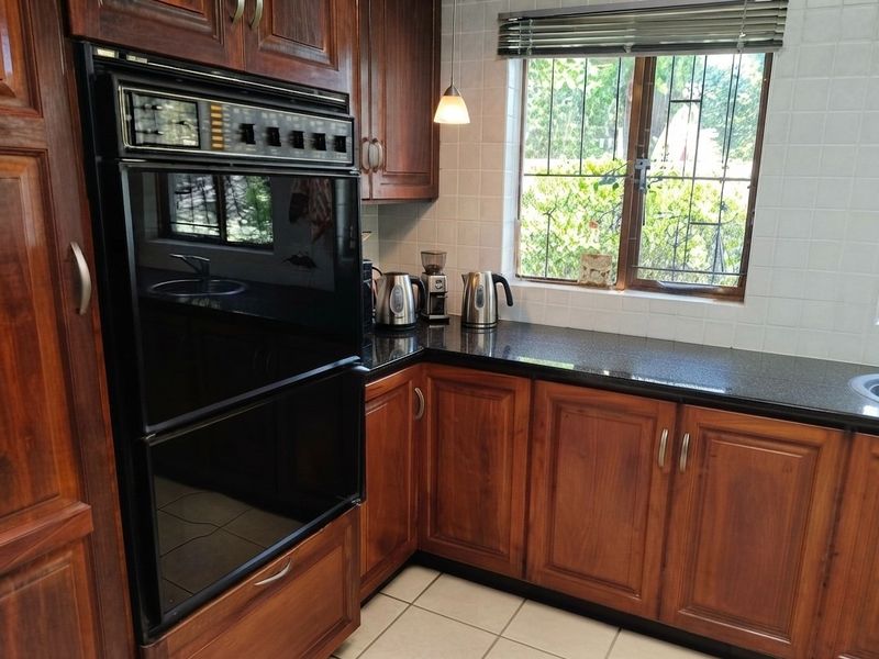 Spacious Northcliff home with 5 beds and 5 baths - Photo 3