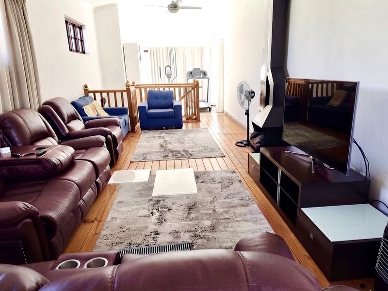Spacious Northcliff home with 5 beds and 5 baths - Photo 8
