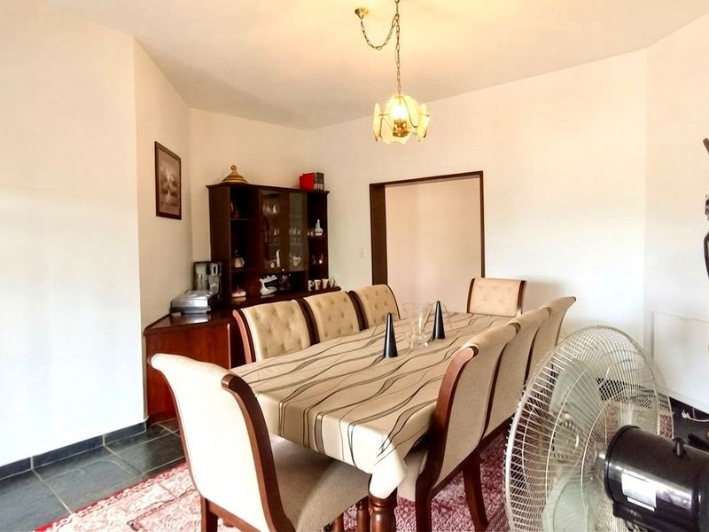 Spacious Northcliff home with 5 beds and 5 baths - Photo 6