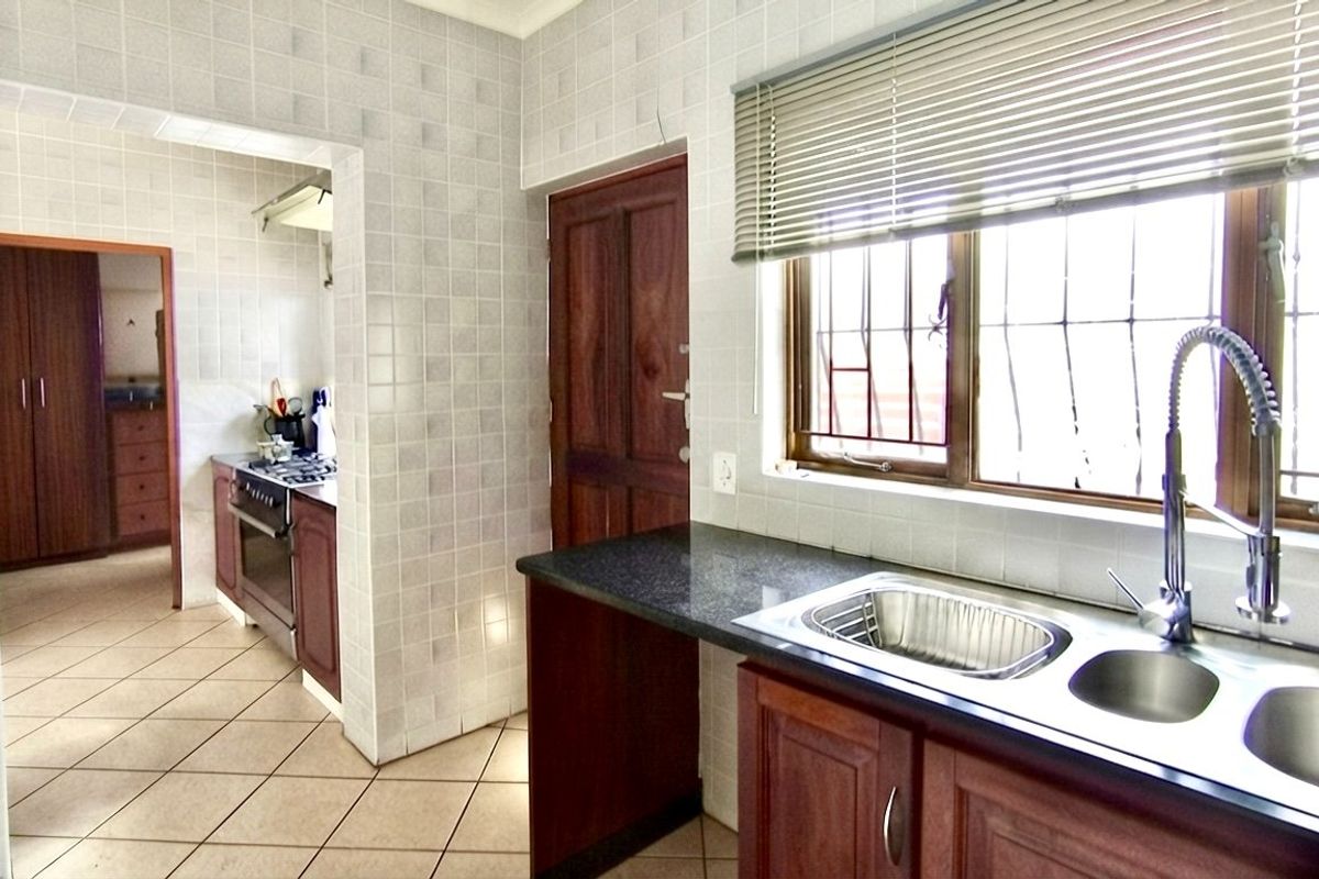 Spacious Northcliff home with 5 beds and 5 baths - Photo 2