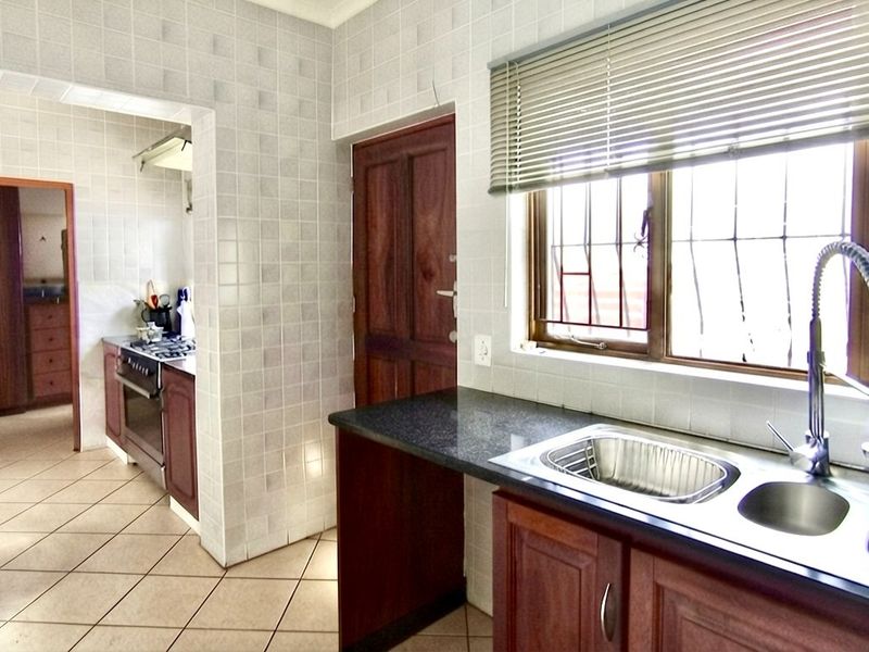 Spacious Northcliff home with 5 beds and 5 baths - Photo 2