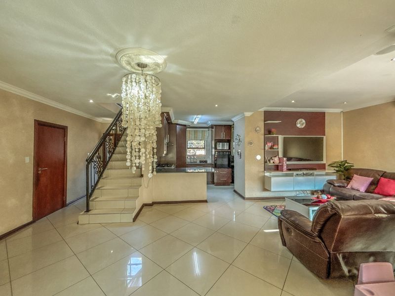 Exclusive 4-Bedroom Family Home in Thatchfield Estate - Photo 10