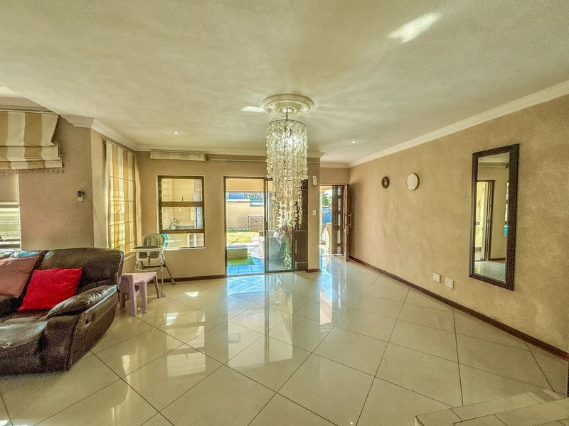 Exclusive 4-Bedroom Family Home in Thatchfield Estate - Photo 9