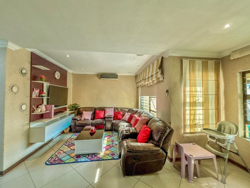 Exclusive 4-Bedroom Family Home in Thatchfield Estate - Photo 8