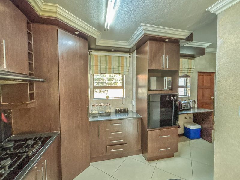 Exclusive 4-Bedroom Family Home in Thatchfield Estate - Photo 6