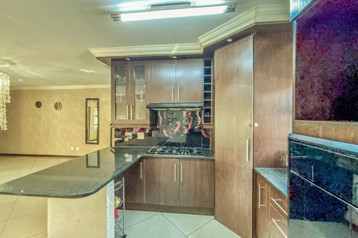 Exclusive 4-Bedroom Family Home in Thatchfield Estate - Photo 4