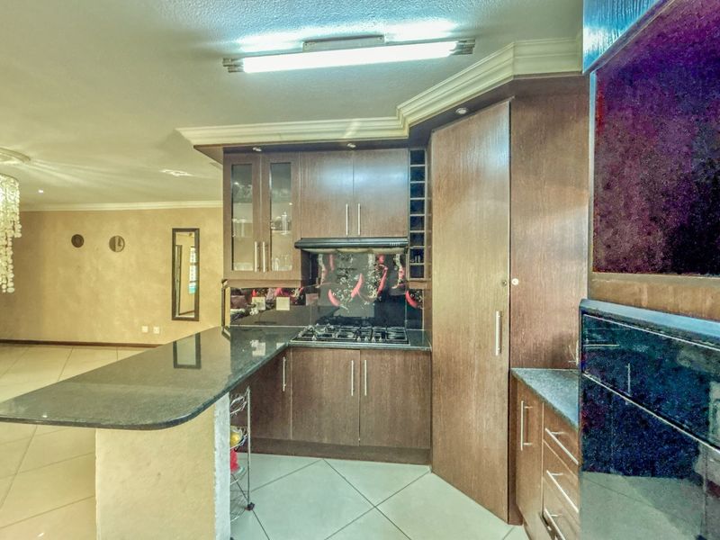 Exclusive 4-Bedroom Family Home in Thatchfield Estate - Photo 4