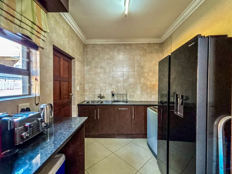 Exclusive 4-Bedroom Family Home in Thatchfield Estate - Photo 7
