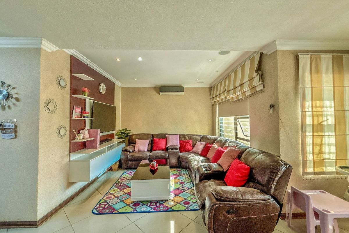 Exclusive 4-Bedroom Family Home in Thatchfield Estate - Photo 2