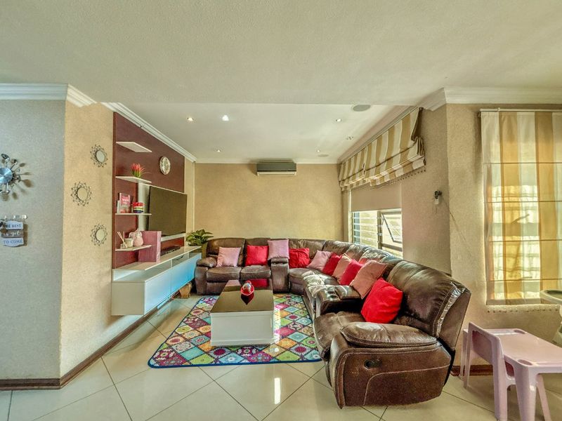 Exclusive 4-Bedroom Family Home in Thatchfield Estate - Photo 2