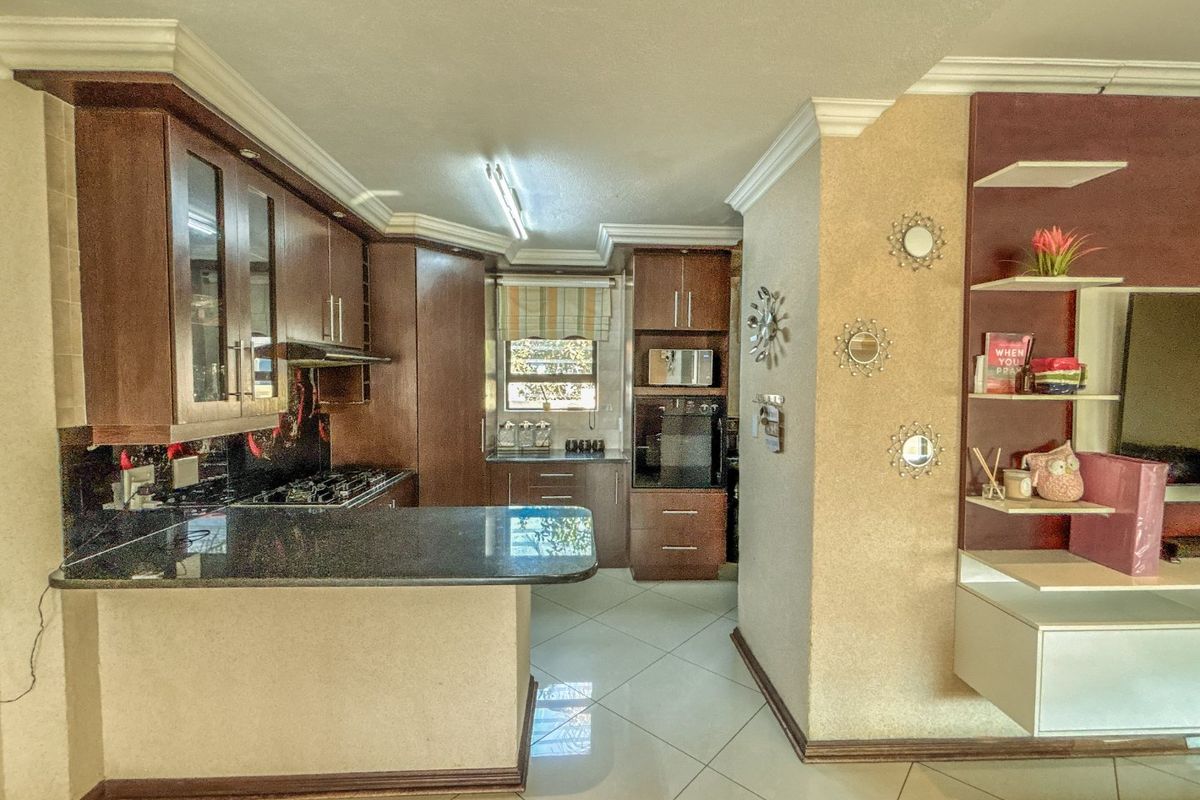 Exclusive 4-Bedroom Family Home in Thatchfield Estate - Photo 3