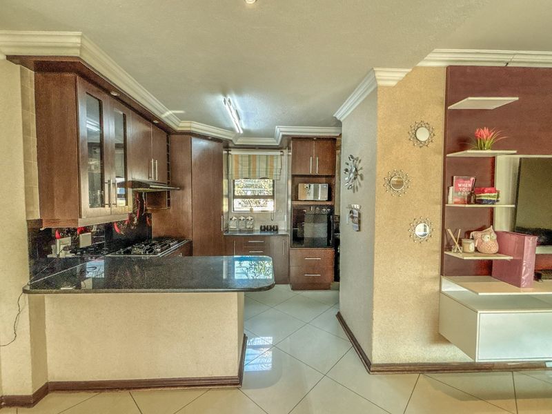 Exclusive 4-Bedroom Family Home in Thatchfield Estate - Photo 3