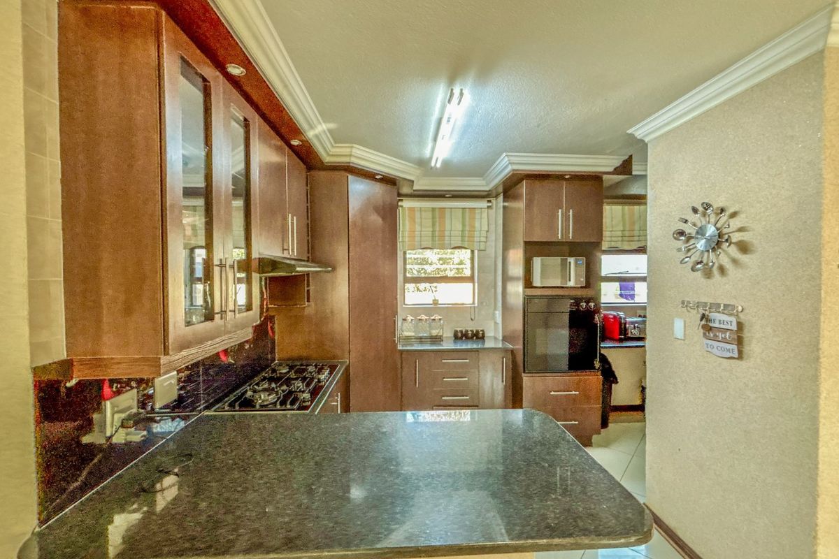 Exclusive 4-Bedroom Family Home in Thatchfield Estate - Photo 5