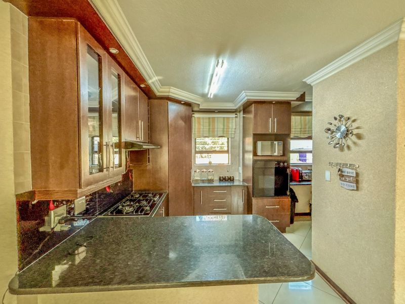Exclusive 4-Bedroom Family Home in Thatchfield Estate - Photo 5