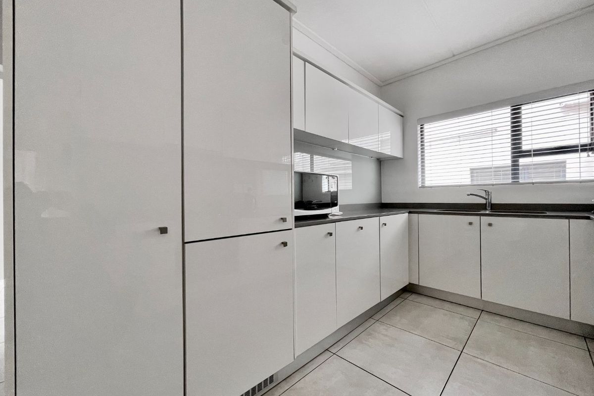 3 bedroom 2 bath apartment in The Polofields - Photo 3