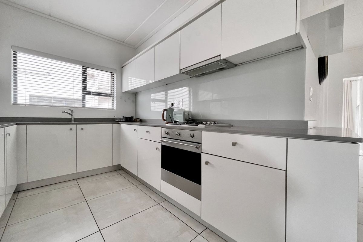 3 bedroom 2 bath apartment in The Polofields - Photo 2