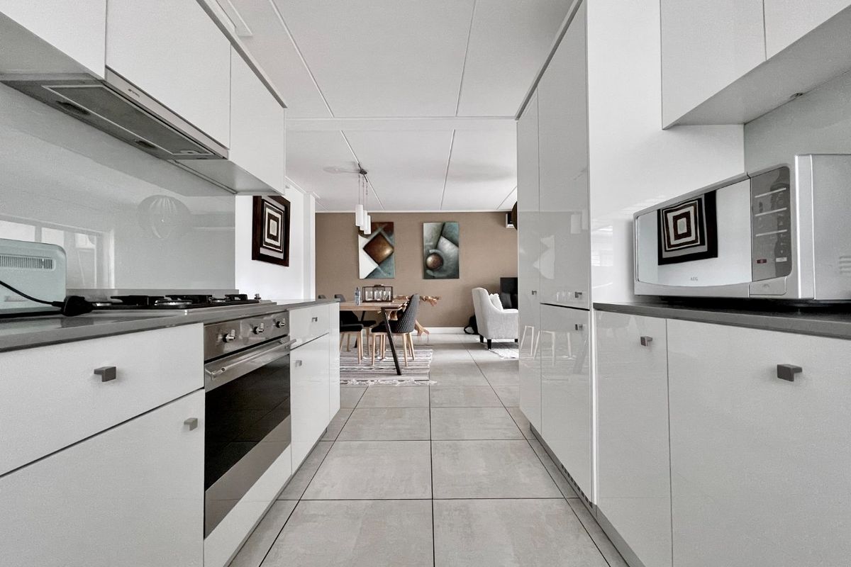 3 bedroom 2 bath apartment in The Polofields - Photo 4
