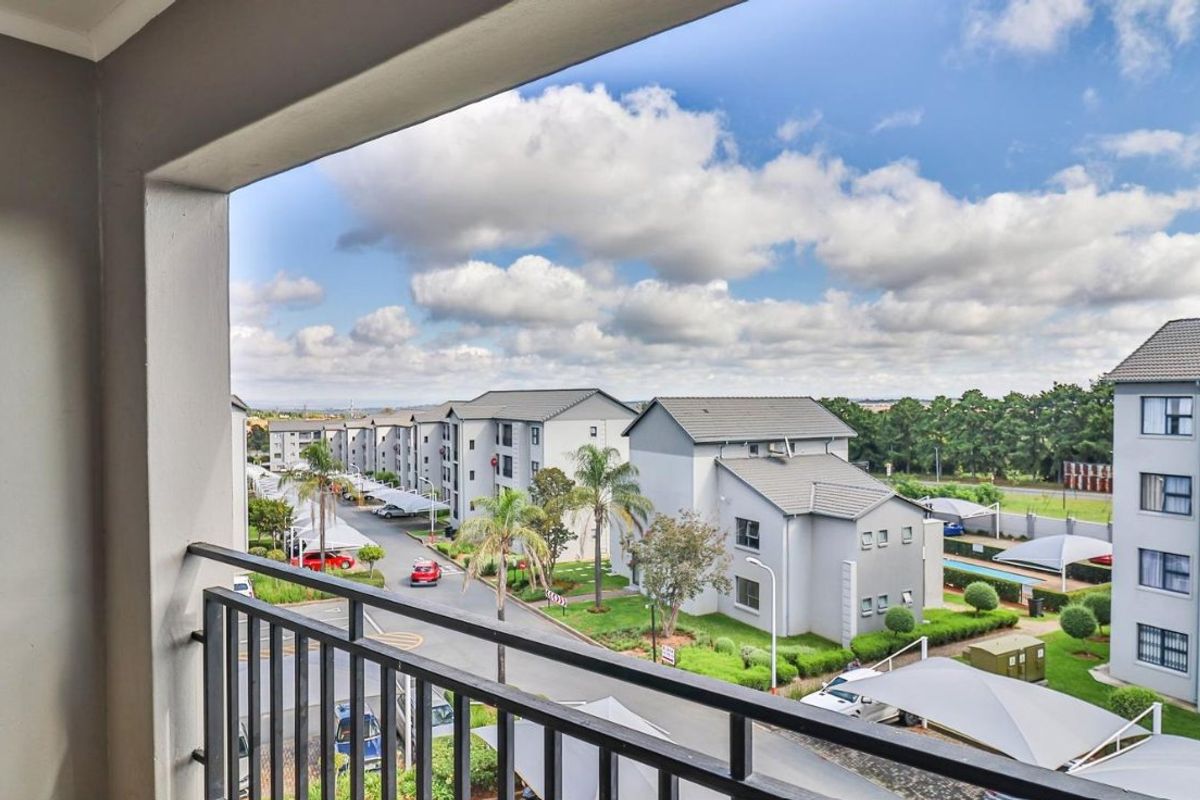 Sunning  4th-Floor 1 Bed, 1 Bath Apartment To Rent in The West End Estate, Carlswald, Midrand - Photo 4