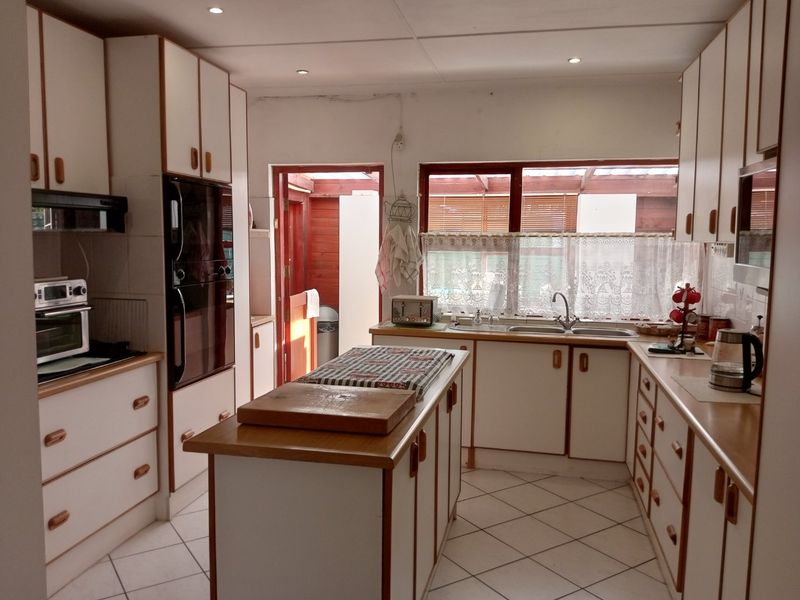 Charming, Spacious Family Home with Flatlet in Sought-After Gonubie Coastal Village - Photo 10