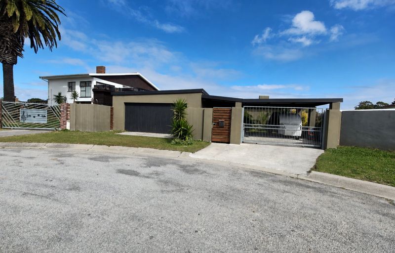 Spacious Family Living in a Peaceful Cul-de-Sac