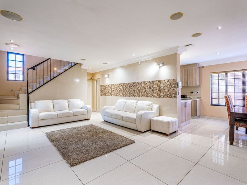 LUXURIOUS FAMILY LIVING IN MONTE SOLO ESTATE - Photo 3