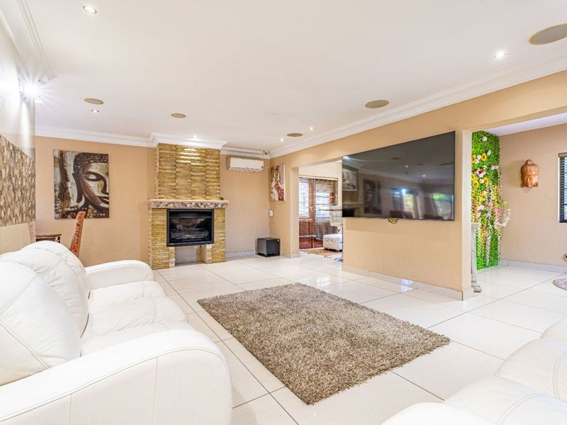 LUXURIOUS FAMILY LIVING IN MONTE SOLO ESTATE - Photo 5