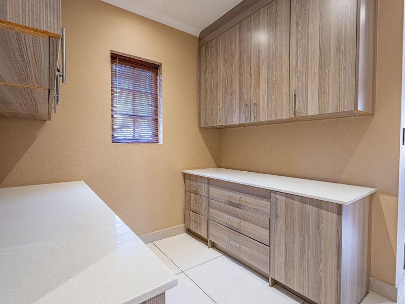 LUXURIOUS FAMILY LIVING IN MONTE SOLO ESTATE - Photo 10