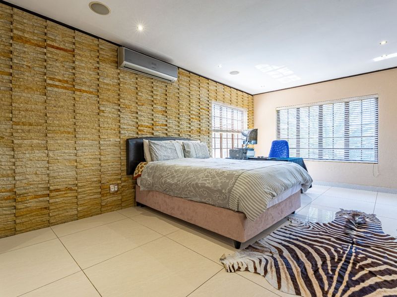 LUXURIOUS FAMILY LIVING IN MONTE SOLO ESTATE - Photo 9