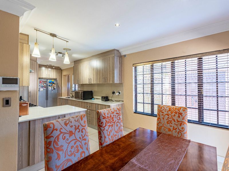 LUXURIOUS FAMILY LIVING IN MONTE SOLO ESTATE - Photo 7