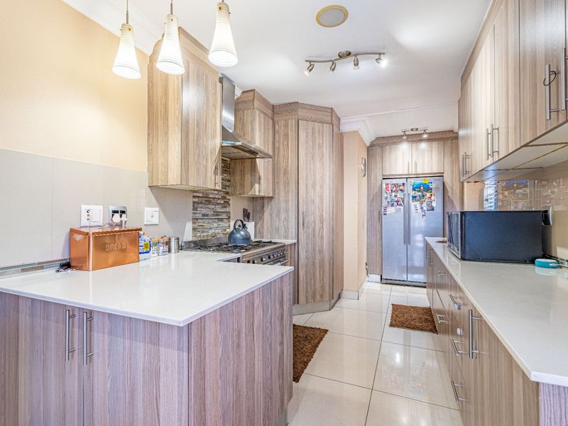 LUXURIOUS FAMILY LIVING IN MONTE SOLO ESTATE - Photo 6
