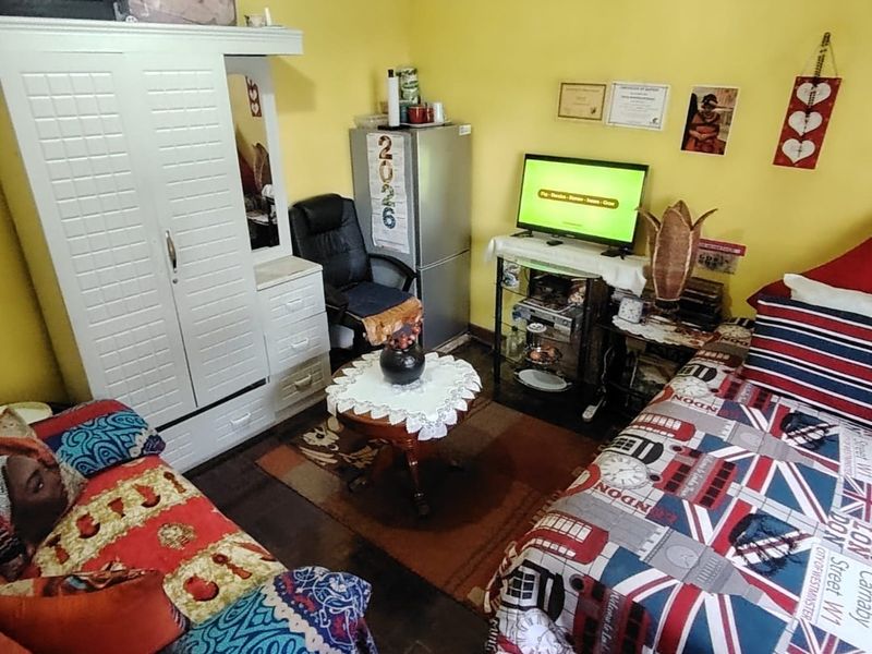 8 Bedroom House for Sale in Amalinda - Photo 10