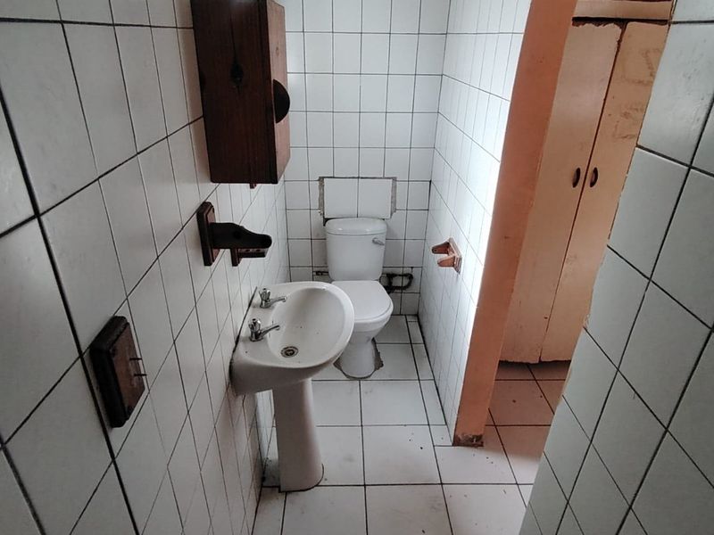 8 Bedroom House for Sale in Amalinda - Photo 9