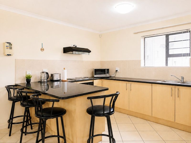 Fully Furnished Apartment with Confirmed December Bookings - Photo 10