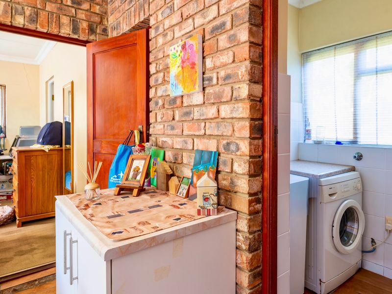 CHARMING 3 BEDROOM FACE BRICK HOME IN WILDERNESS - Photo 5