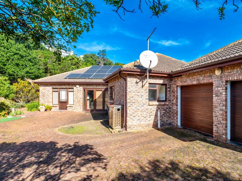 CHARMING 3 BEDROOM FACE BRICK HOME IN WILDERNESS - Photo 2