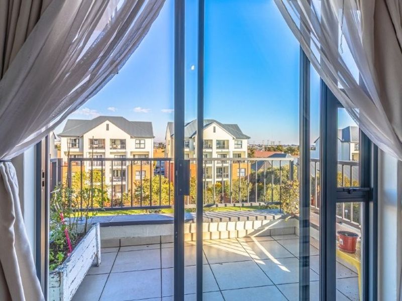 Spacious 2-Bedroom Townhouse with Pool & 24/7 Security - Photo 2